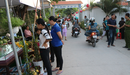 Trên các ngã đưỡng ở Làng cổ Đông Hòa Hiệp trong những ngày Lễ hội Văn hóa - Du lịch Làng cổ Đông Hòa Hiệp luôn có đông người