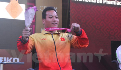 Lê Văn Công nhận huy chương vàng. (Ảnh: Việt Hùng/Vietnam+)