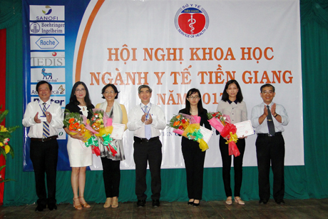 Tặng hoa và cấp Giấy chứng nhận cho các nhà tài trợ.
