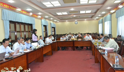 Các đại biểu Tổ 2 thảo luận.