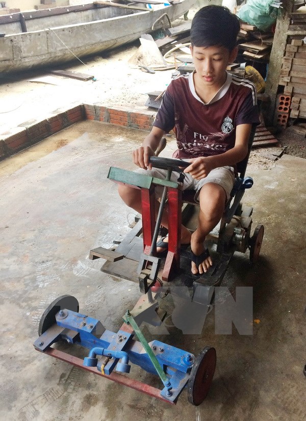  Em Lê Thiên Ân với chiếc xe điện đa năng. (Ảnh: Hồ Cầu/TTXVN)