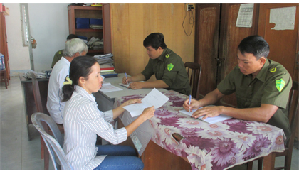 Công an viên trong giờ tiếp dân