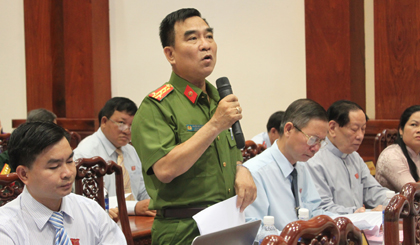 Đại tá Nguyễn Việt Hùng, Phó Giám đốc Công an tỉnh giải trình ý kiến của đại biểu về tình hình ANTT