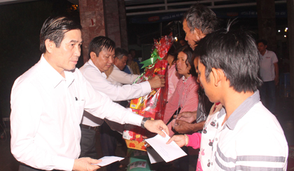 Chủ tịch UBND tỉnh Lê Văn Hưởng, Trưởng Ban ATGT tỉnh tặng quà cho gia đình nạn nhân bị TNGT gặp hoàn cảnh đặc biệt khó khăn.                                                                                                                 Ảnh: NGỌC TRUNG