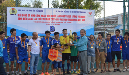 Trao cúp vô địch Hạng A cho công ty re