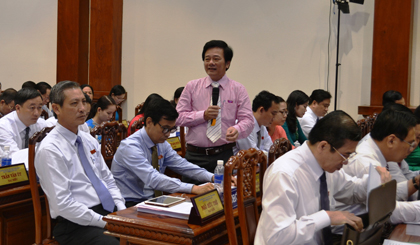 Đại biểu Tạ Văn Trầm chất vấn.