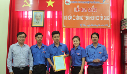 dong chi Võ Minh Hữu và ông Nguyễn Minh Giang trao quyết định thành lập chi đoàn