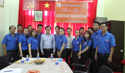 Chi đoàn công ty chụp ảnh lưu niệm với lãnh đạo đoàn khối và công ty