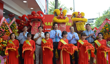 Các đại biểu cắt băng khai trương cửa hàng.