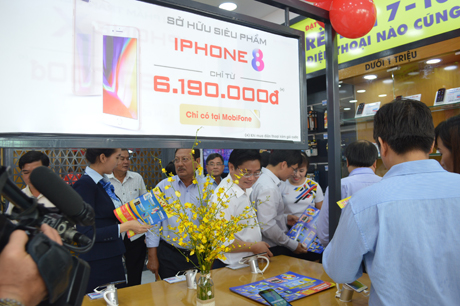 Khách hàng tham quan mua sản phẩm sau khai trương.