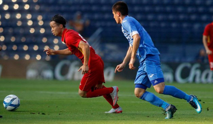 Công Phượng đi bóng trước cầu thủ U23 Uzbekistan. (Nguồn: Tuoitre)