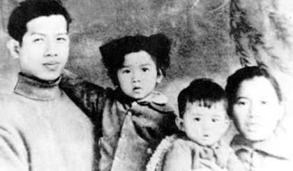 Từ trái sang phải: Anh hùng LLVTND Đặng Minh Nhuận (tức Bảy Đen),  2 con gái Đặng Thị Nguyệt Hồng (SN 1959), Đặng Thị Nguyệt Anh (SN 1962) và vợ Lưu Thị Minh Nguyệt. (Ảnh chụp năm 1962, trước khi đồng chí Bảy Đen trở về miền Nam chiến đấu).