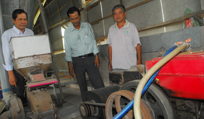 Ông Văng Công Hoan tận dụng khí gas để chạy máy phát điện.