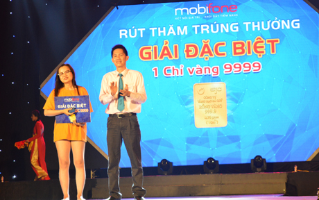 Trao giải đặc biệt 1 chỉ vàng SJC cho khách hàng may mắn trong đêm nhạc.