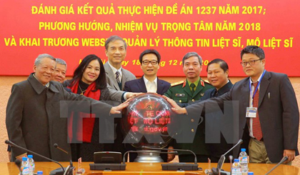 Phó Thủ tướng Vũ Đức Đam, Trưởng Ban Chỉ đạo quốc gia 1237 với các đại biểu bấm nút khai trương website quản lý thông tin liệt sỹ, mộ liệt sỹ. (Ảnh: An Đăng/TTXVN)