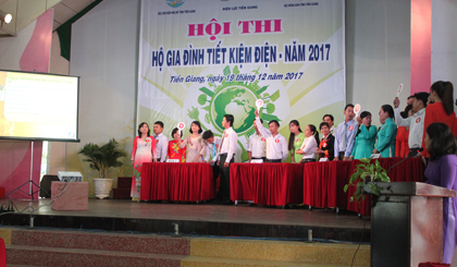 Các đội tham gia phần thi trắc nghiệm kiến thức