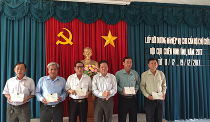 trao giấy chứng nhận cho các học viên