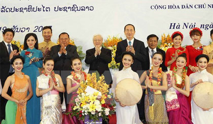 Tổng Bí thư Nguyễn Phú Trọng; Tổng Bí thư, Chủ tịch nước Lào Bounnhang Vorachith và Chủ tịch nước Trần Đại Quang với các nghệ sỹ biểu diễn tại tiệc chiêu đãi. Ảnh: Văn Điệp/TTXVN