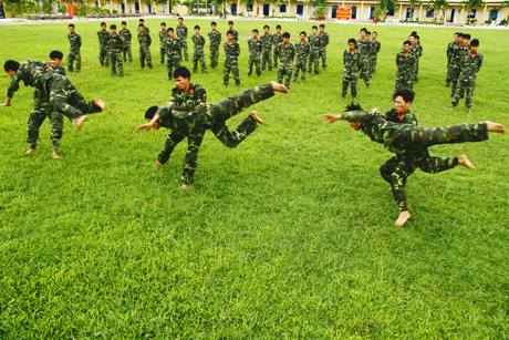 Rèn luyện thể lực để sẵn sàng chiến đấu và chiến đấu giỏi.                                                                                                                                         Ảnh: HỒNG THÁI
