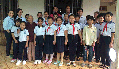 Thầy cô và các em học sinh chụp hình lưu niệm với Mẹ Lang 