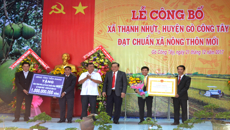 UBND tỉnh trao Bằng công nhận đạt chuẩn xây dựng NTM và công trình phúc lợi trị giá 1 tỷ đồng