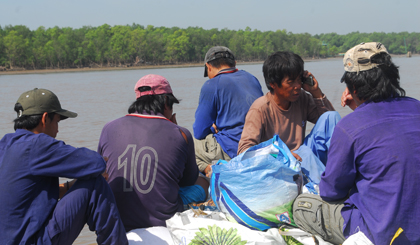 Ngư dân vào bờ.