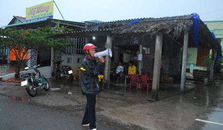 Phát loa thông tin về cơn bão. Ảnh Nguyễn Sự.