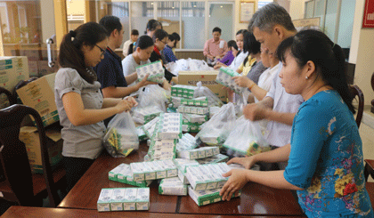Các phần quà được chuẩn bị tại Trụ sở UB MTTQ tỉnh trước khi chuyển đến người dân.