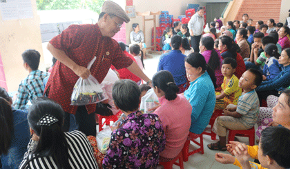 Tặng quà cho người dân trú bão ở xã Tân Thới.