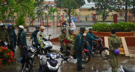 Bộ đội cùng lực lượng triển khai phương án giữ gìn trật tự ở các khu dân khu đã đi tránh bão.