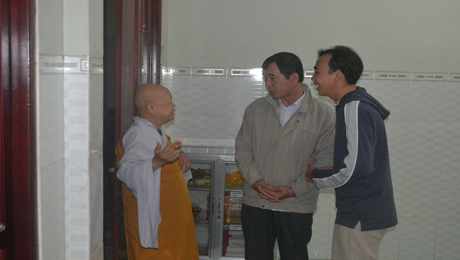 Đêm 26-12, Phó Chủ tịch UBND huyện Gò Công Tây đến thăm hỏi, động viên người dân tránh bão