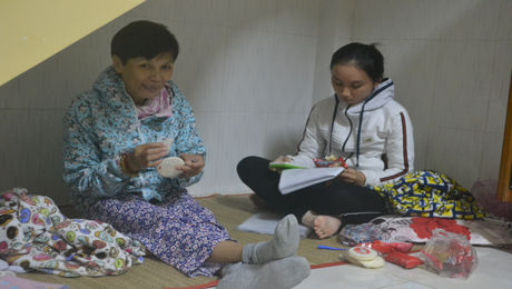 Tranh thủ học bài khi tránh bão