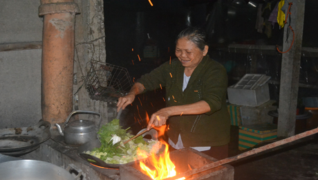 Hơn 3 giờ sáng, mọi người đã thức giấc chuẩn bị buổi ăn sáng cho người dân.