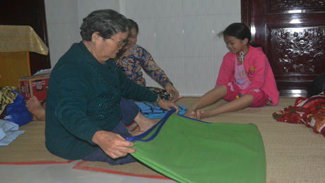 4 giờ, người dân đã thức giấc, chờ chỉ đạo của địa phương để được trở về với gia đình.