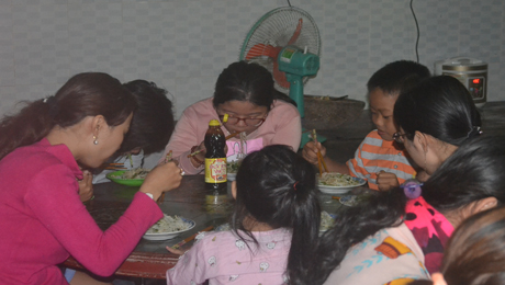 Bữa ăn sáng trước lúc mọi người trở về với gia đình.
