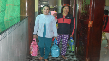 Hơn 7 giờ sáng, người dân tránh bão trở về với niềm vui vì tránh bão an toàn.