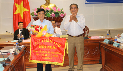 Sở Công thương tỉnh Tiền Giang trao Cờ Luân 