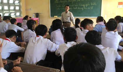 Nói chuyện chuyên đề về sức khỏe sinh sản vị thành niên và mất cân bằng giới tính khi sinh tại Trường THCS Bình Đông.