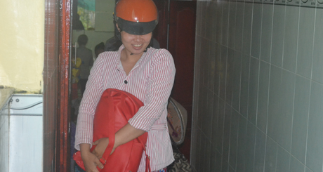 Người dân chuẩn bị đồ để về nhà.
