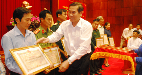 Đại diện Báo Ấp Bắc nhận Bằng khen.
