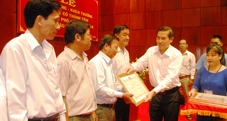 Đại diện huyện Tân Phú Đông nhận Bằng khen.