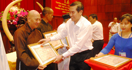Đại diện cơ sở thờ tự nhận Bằng khen.