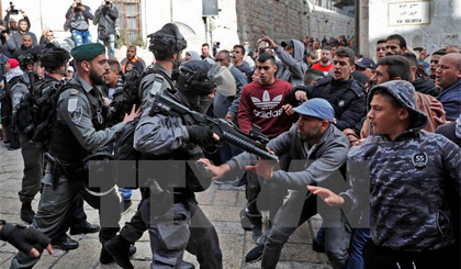 Xung đột giữa binh sỹ Israel và người biểu tình Palestine tại thành cổ Jerusalem ngày 15-12. Nguồn: AFP/TTXVN