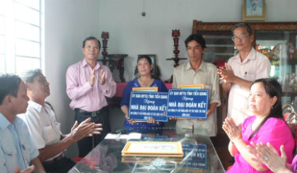 Trao nhà cho Hồ Thị Mỹ Phương và Nguyễn Tấn Phương