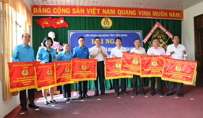 Các tập thể nhận Cờ Thi đua của LĐLĐ tỉnh