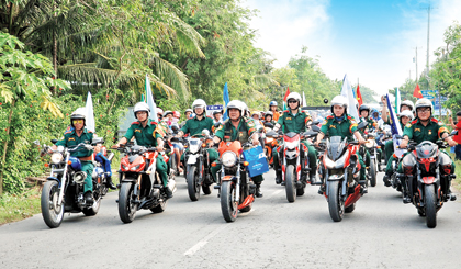 Đội Mô tô quận 5 tham gia bảo vệ lộ trình đường đua tại Giải Việt dã Báo Ấp Bắc lần thứ 32 - 2015.