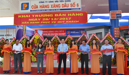 Nghi thức cắt băng khai trương Cửa hàng Xăng dầu số 6.