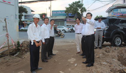 Các nhà thầu cam kết sẽ hoàn thành việc trải đá trước ngày 31-12.