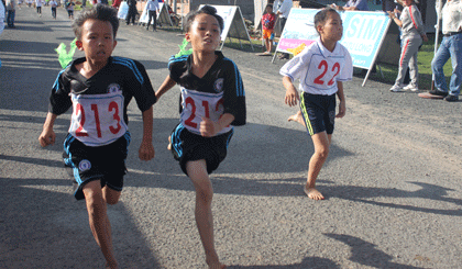 VĐV Bùi Nguyễn Anh Tài, sinh năm 2008, thuộc đơn vị Gò Công Đông là VĐV nhỏ tuổi nhất tại giải lần này. Lần đầu tiên tham gia Giải Việt dã Báo Ấp Bắc Anh Tài đã giành giải Nhất ở cự ly 2 km nhi đồng nam.