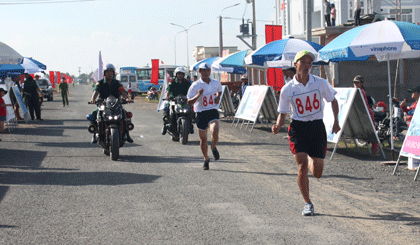 VĐV Lý Nhân Tín, đơn vị Công an tỉnh đã giành giải Nhất ở cự ly thanh niên nam 10 Km. 3 lần tham gia giải Việt dã Báo Ấp Bắc đều giành giải khuyến khích; lần thứ 4 này, Nhân Tín đã bức phá giành giải Nhất.